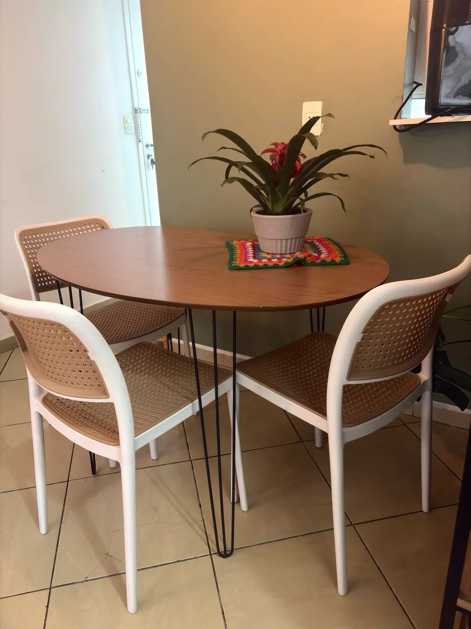 MESA DE JANTAR E 4 CADEIRAS EMPILHAVEIS CONJUNTO  - Foto 3