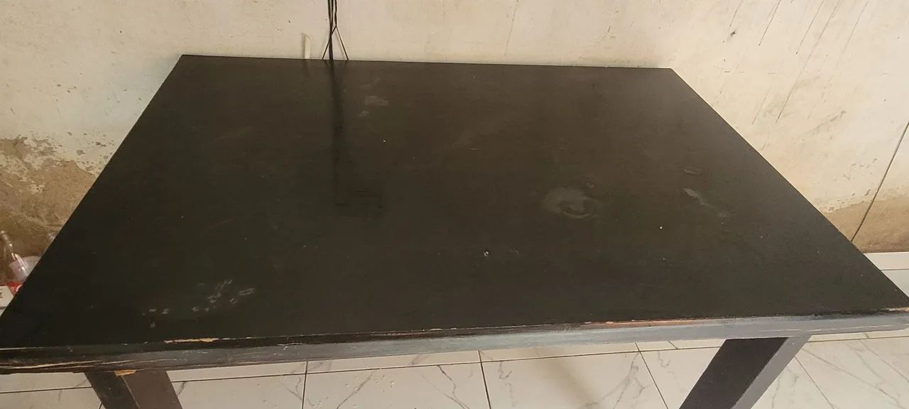 Mesa de madeira e 4 cadeiras 