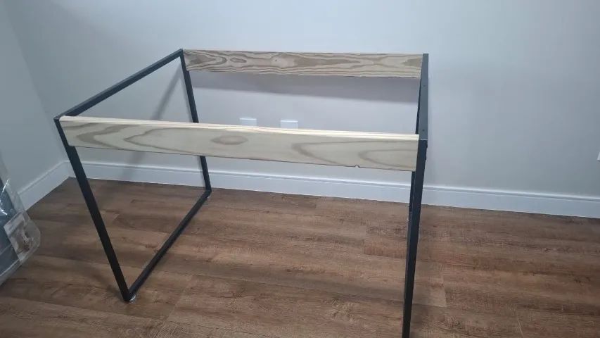 Mesa Retangular de madeira eucalipto e base de metal com 1,60 x 0,80 cm - Foto 3