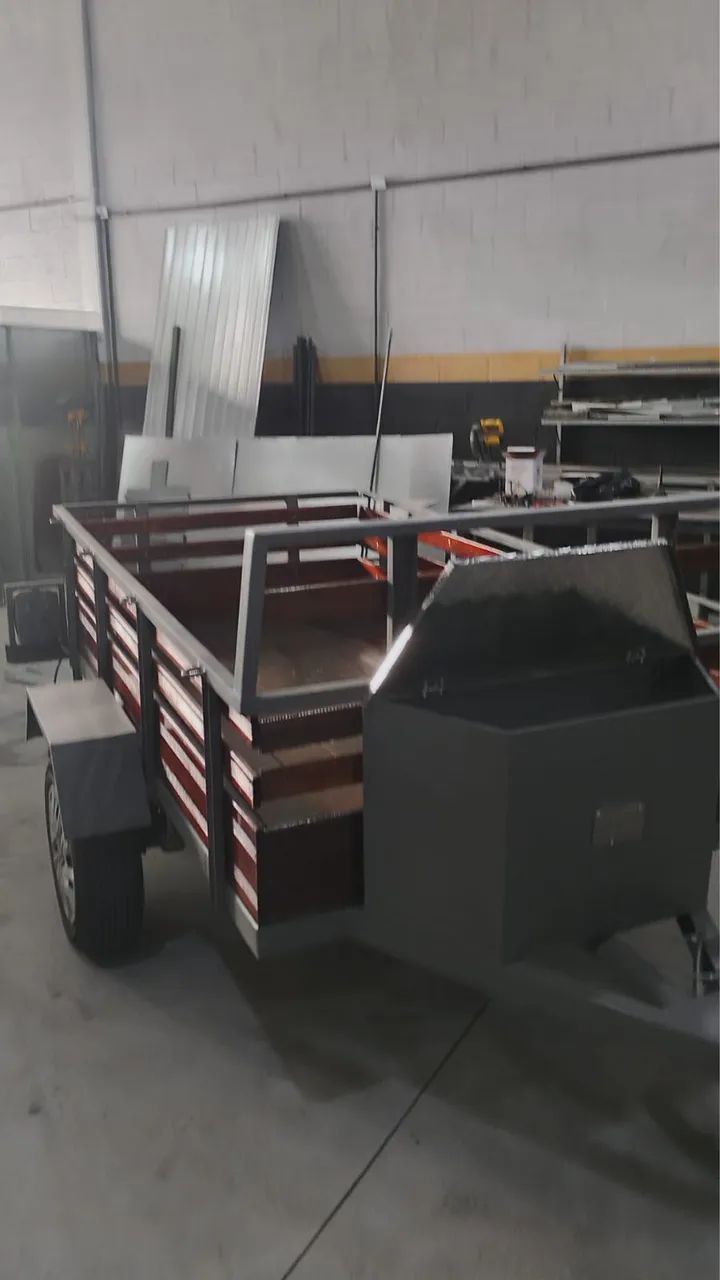 Vendo carrocinha 2022 pintura nova pneus novos emplacada 2026 pronta pra transferir 