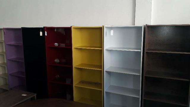 Estante livreiro colorido