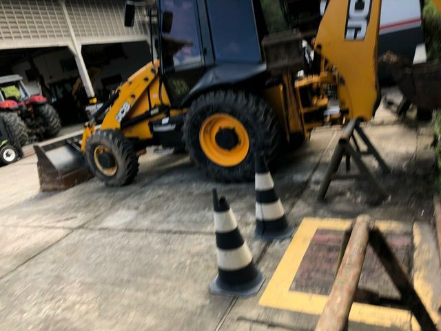 Retroescavadeira JCB 4x4 - Foto 4
