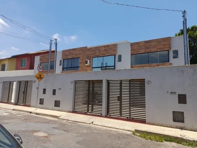 Excelente Casa Geminada Duplex, Tres Quartos com uma Suite, Duas Vagas de Garagem.