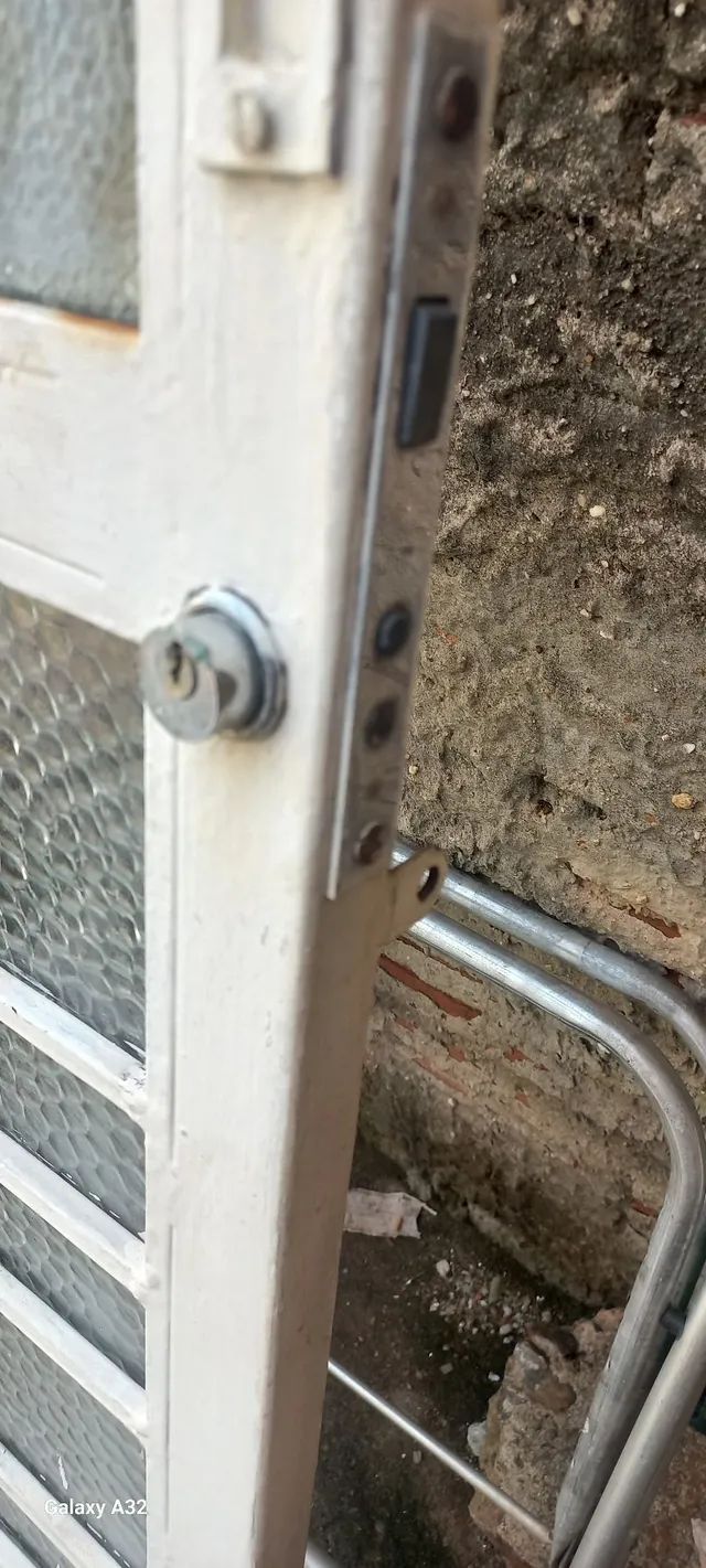 PORTA DE FERRO COM VIDROS E FECHADURA 2.01 x 0.80 , REFORÇADA - Foto 5