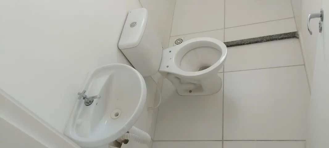 2 vasos sanitários novos, 2 pias de banheiro novas, 1 porta de vidro nova, 1 pia de cozinh