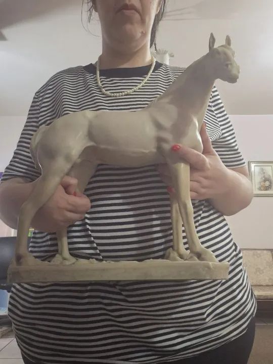 Linda escultura de cavalo em pedra