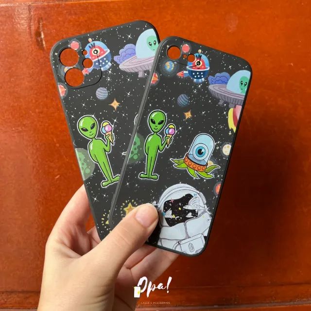Capinha Iphone 11 / 12 / 7 / 8 / SE 2 - Alien No Espaço Preta 