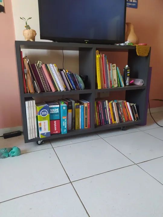Estante para livros com rodinhas