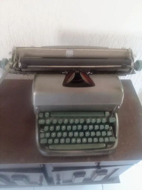 Máquina de escrever antiga(funcionando)