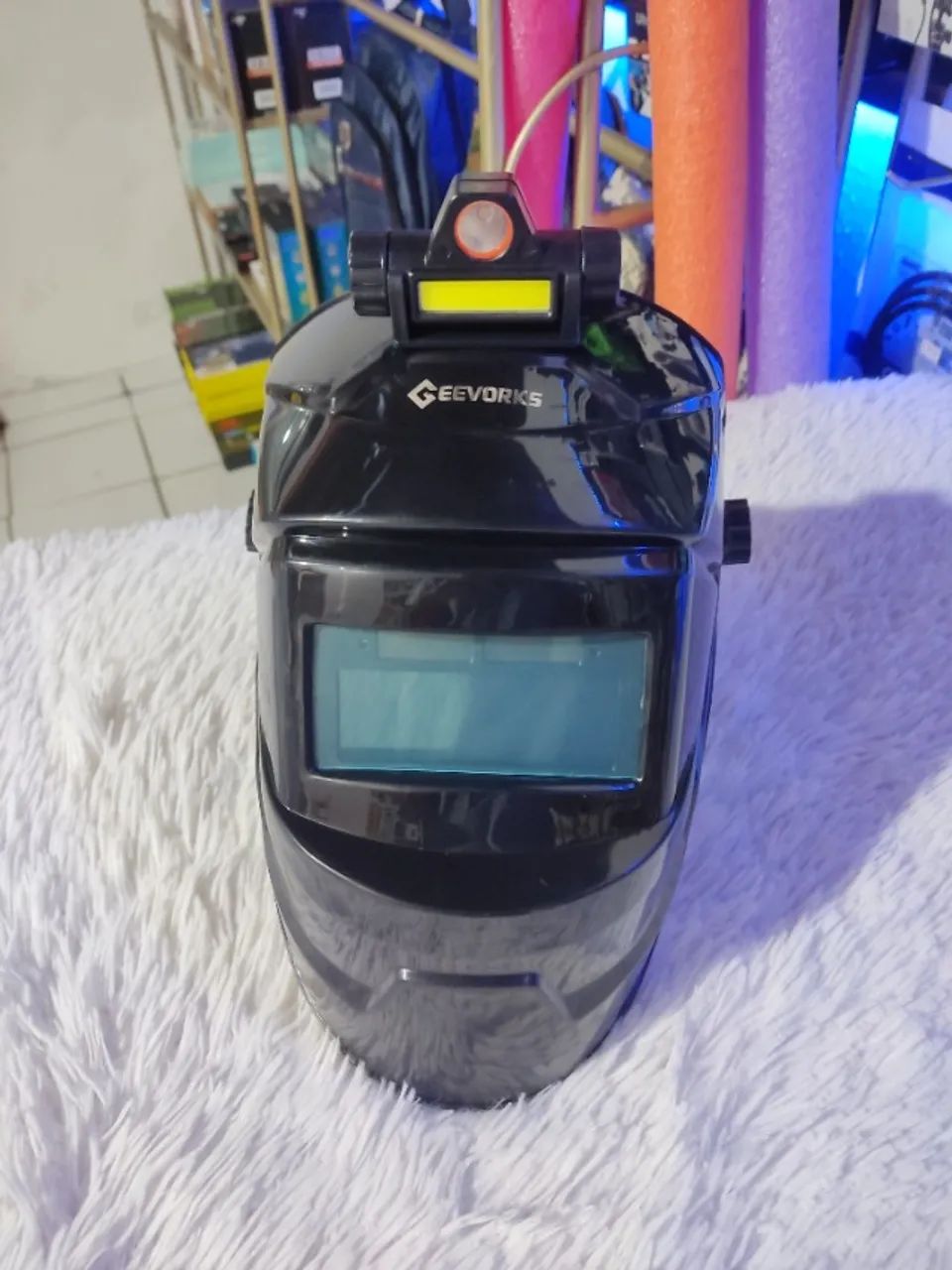 Capacete de Solda com Lanterna Branca e Ultra Violeta Lente Automática