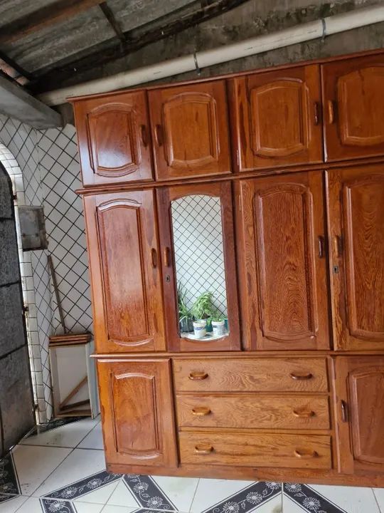 Guarda roupa sem defeito se divide em 3 partes .