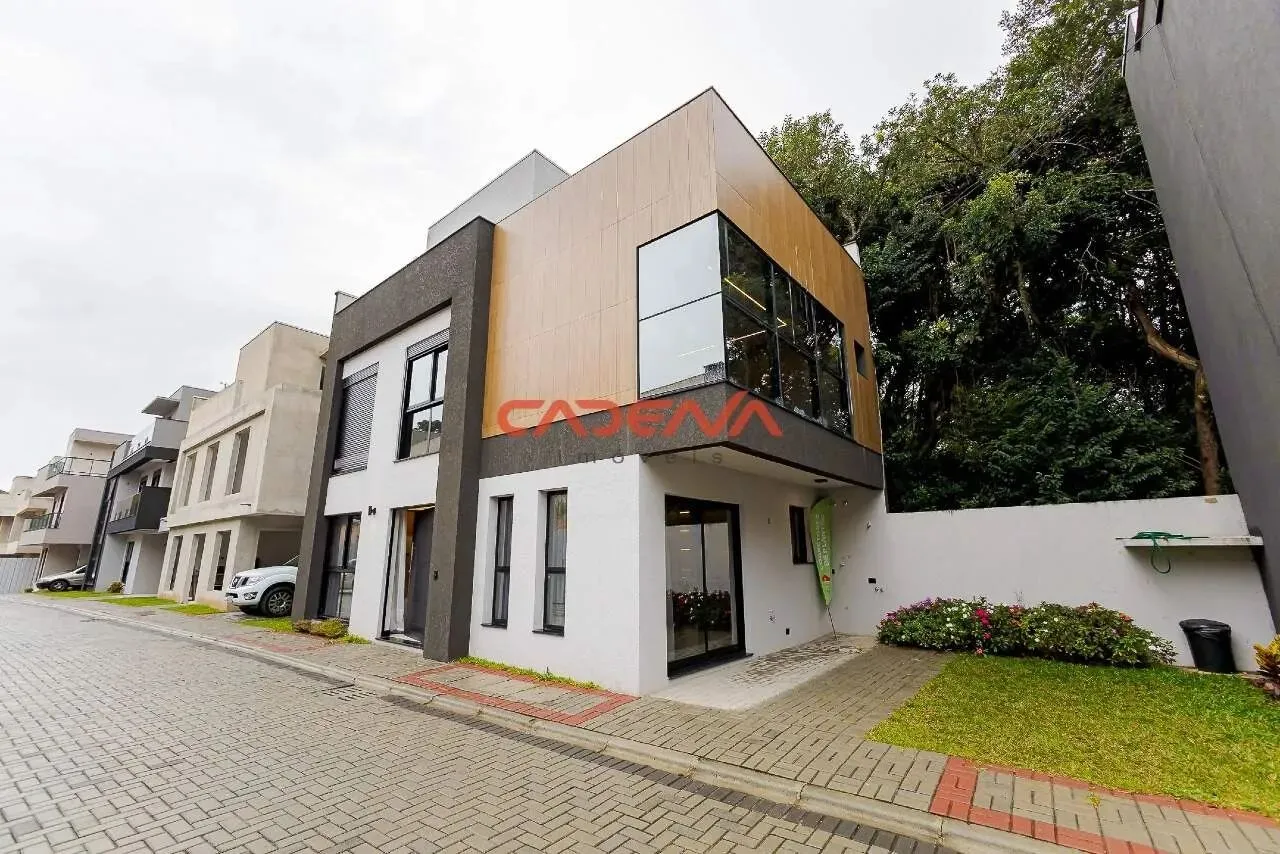Casa Triplex com 3 quartos e 2 vagas para aluguel no Santa Felicidade