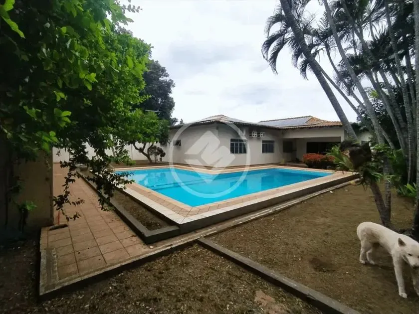 Casa Ampla no centro de Várzea Grande, com 635m² de área construída possui 5 quartos, send