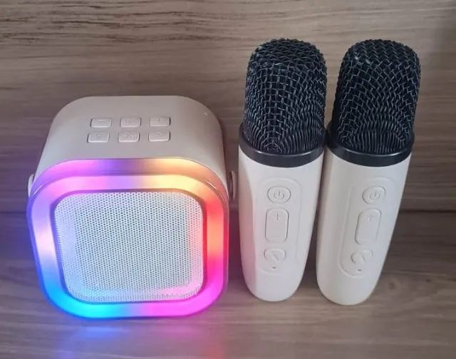 Caixinha De Som Karaokê Infantil Bluetooth Com 2 Microfones Sem Fio Led Portátil Cor Bege
