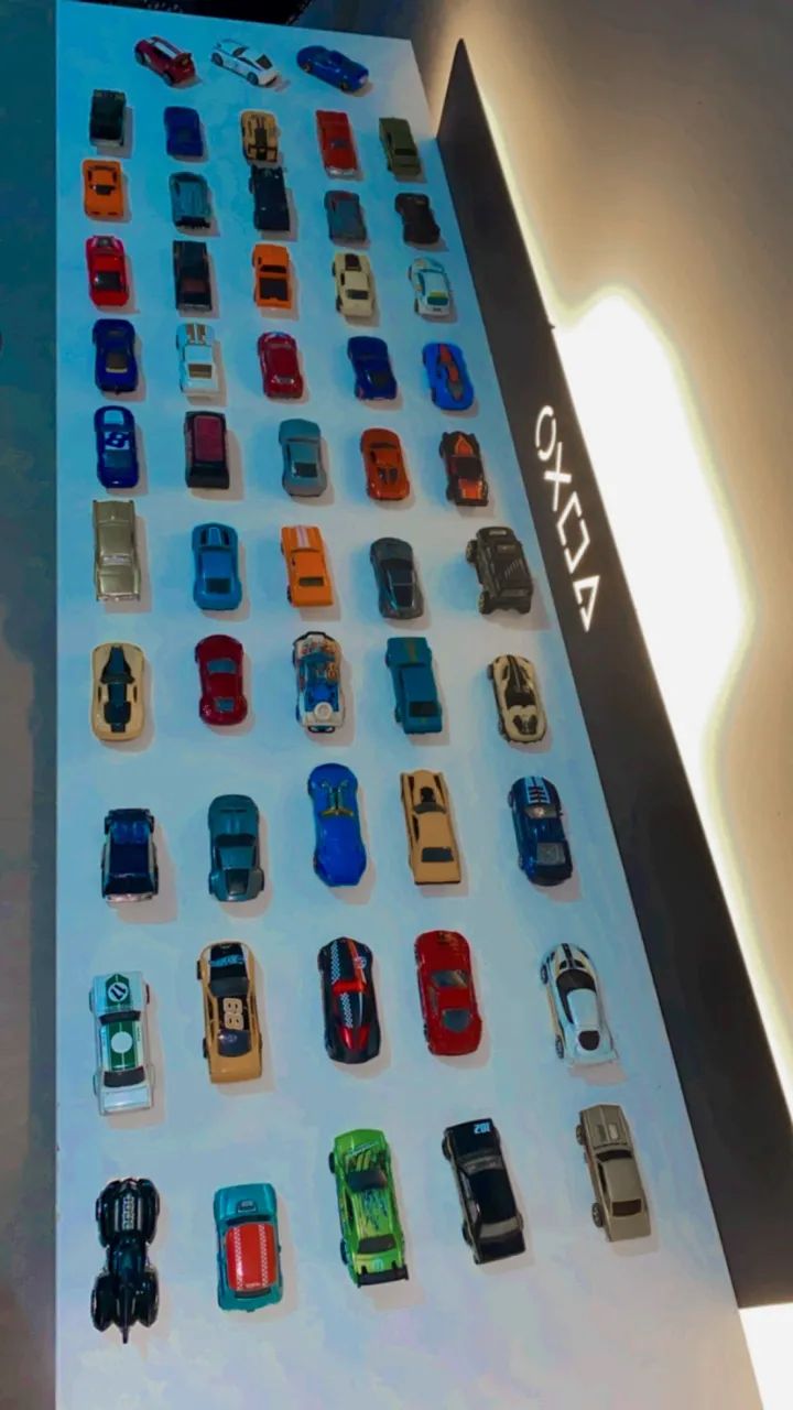 50 carrinhos hot wheels + 1 expositor e brinde - Foto 4