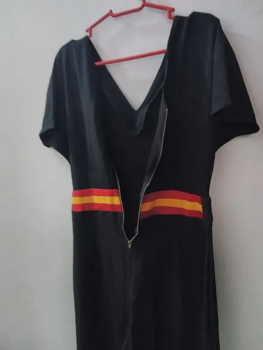 Macacão preto com detalhes em vermelho e amarelo