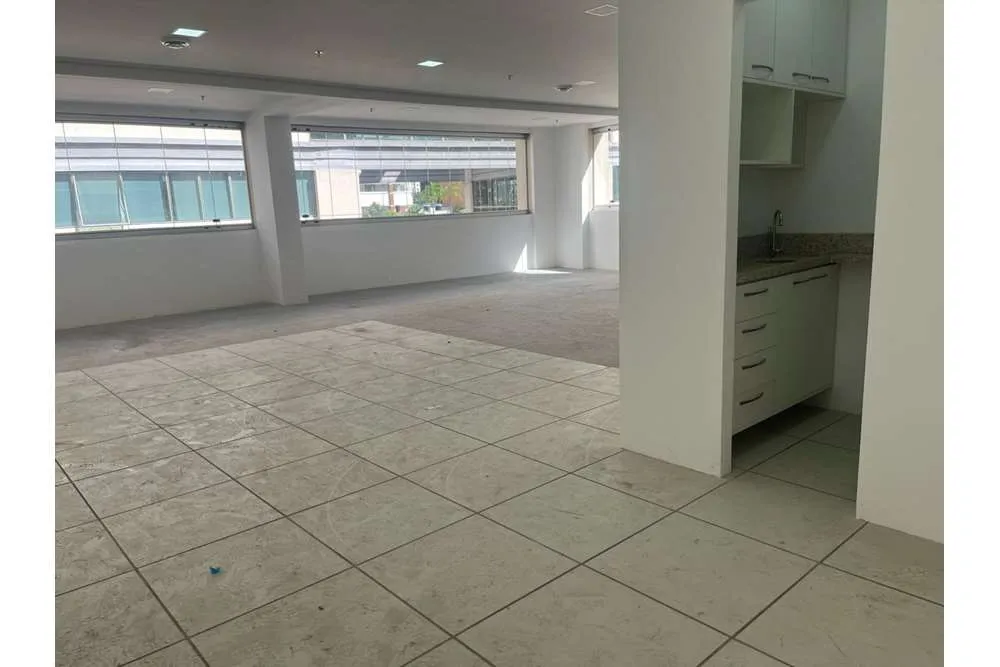 ALUGA-SE SALAS COMERCIAIS 110m2, COM DUAS VAGAS DE GARAGEM!!