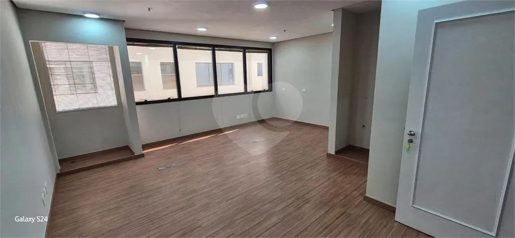 Salas comerciais (02) com total de 37m² cada, com banheiros individuais e vagas