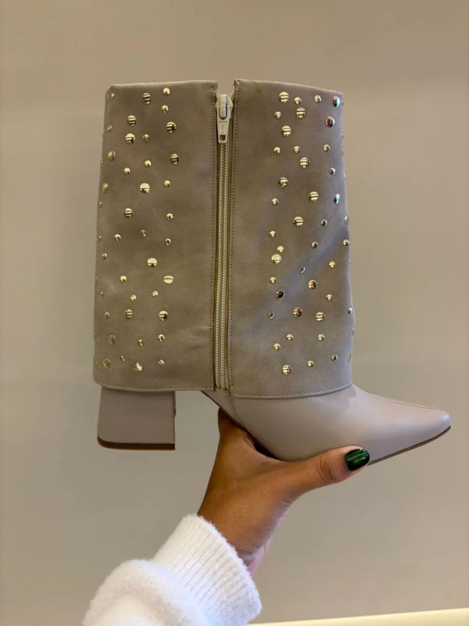 Bota Feminina Bege com Detalhes Dourados