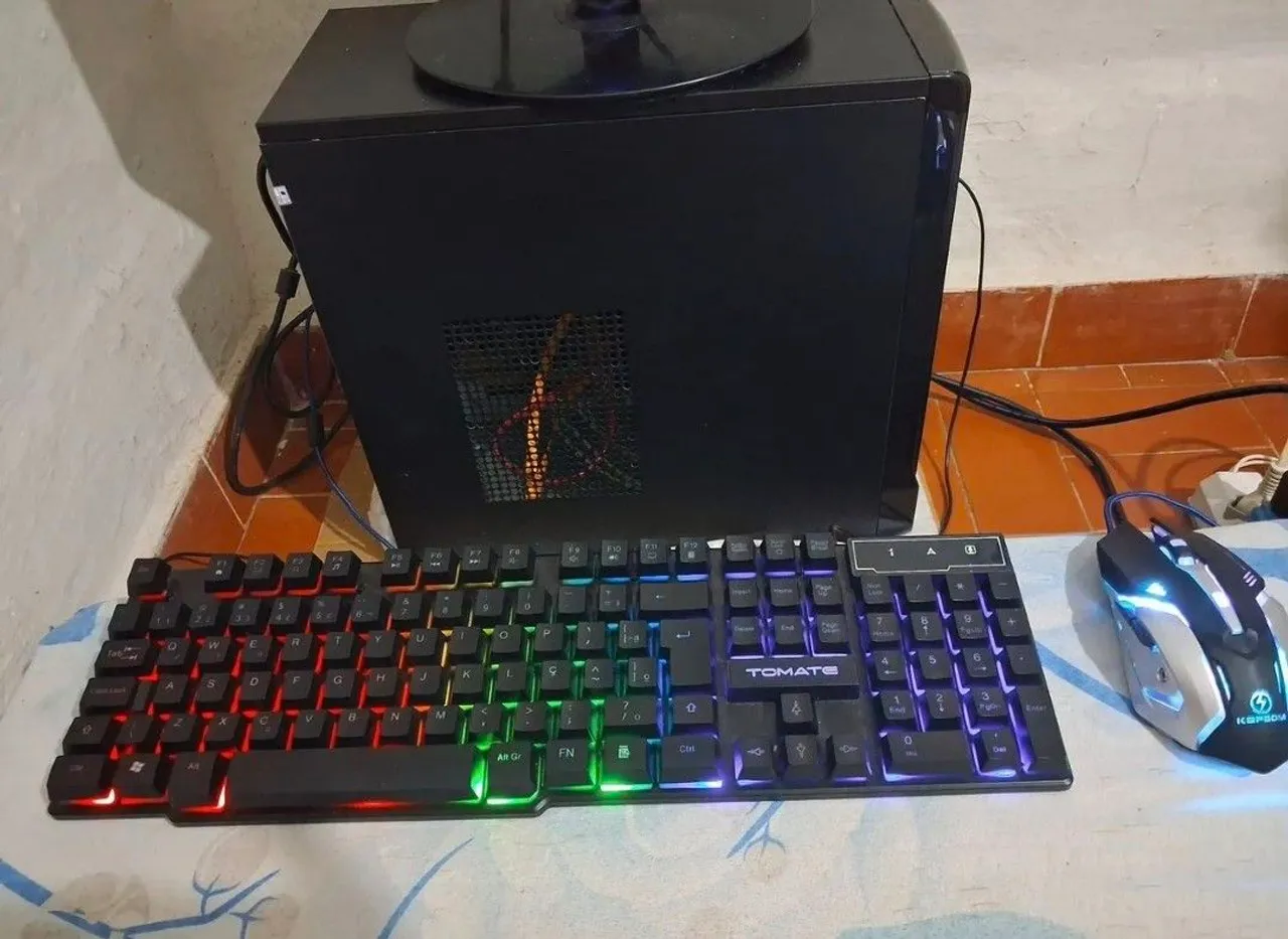 Computador Gamer com Monitor, teclado RGB e mouse Gamer.