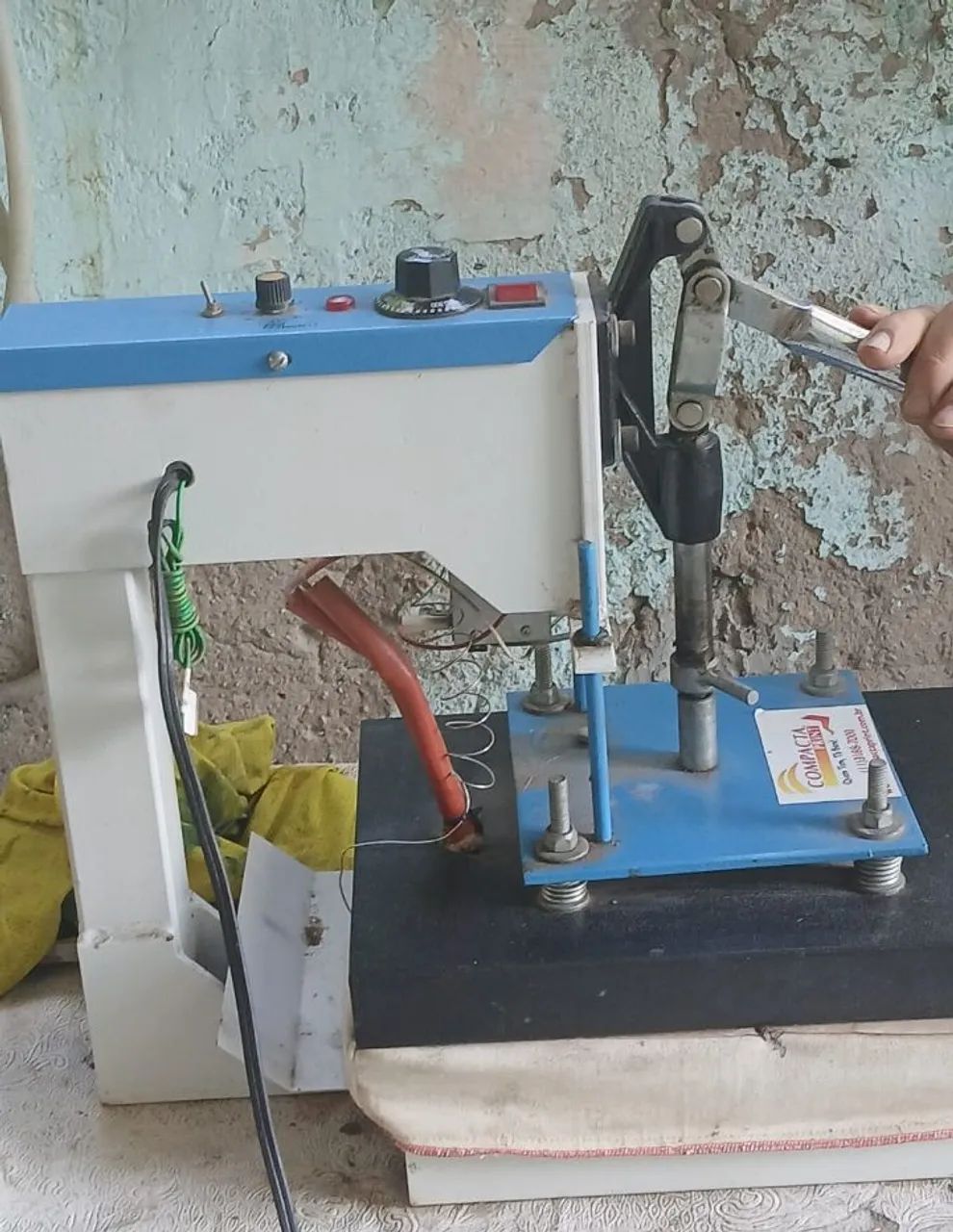 Máquina de fazer sandália e corte