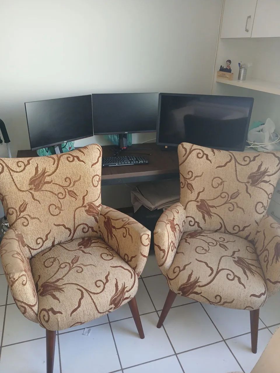 2 Poltronas Clássicas com Design Floral (marca: nobel) - super novas e sem cheiro.