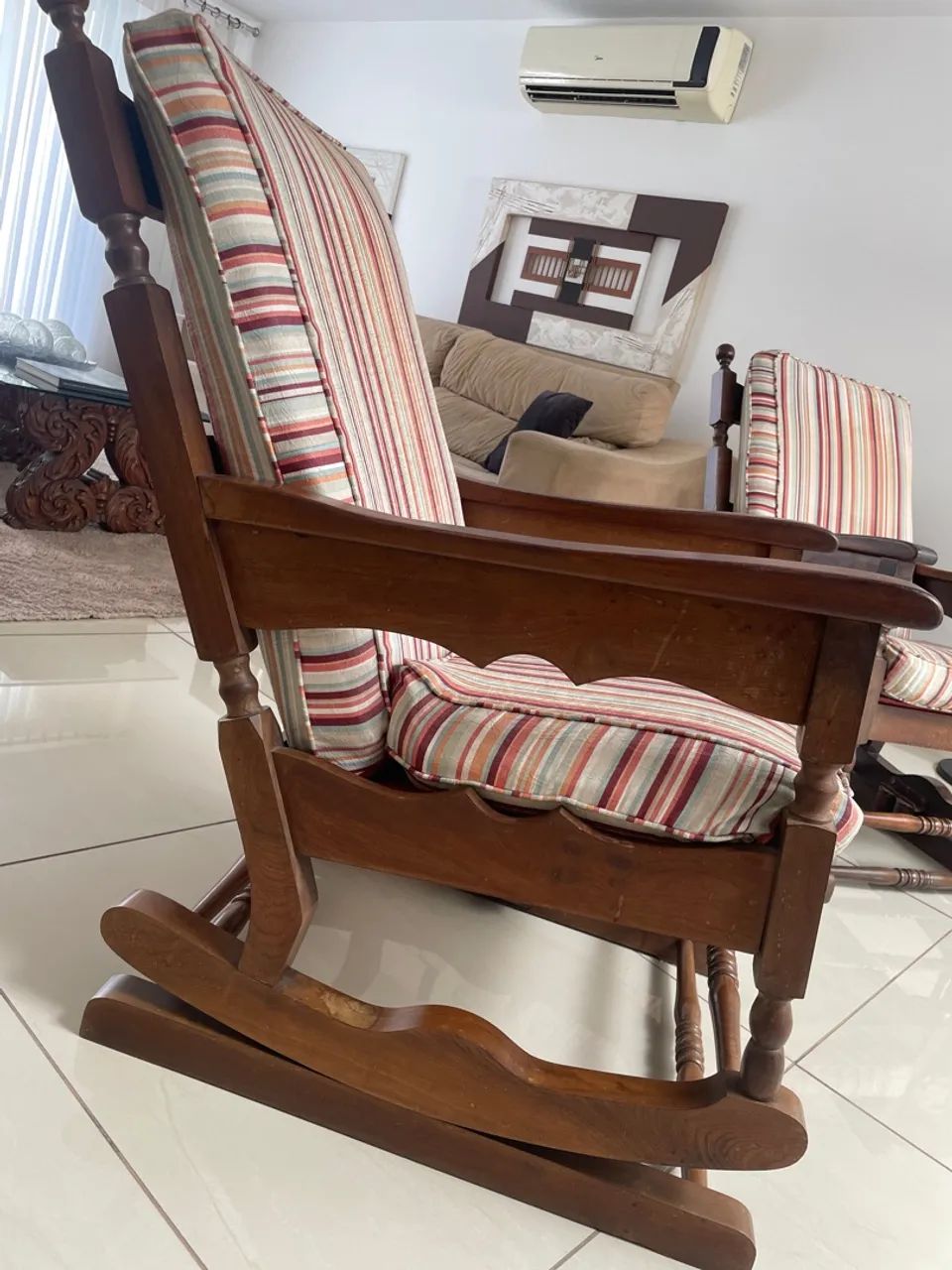 Conjunto de Cadeiras de Balanço em Madeira