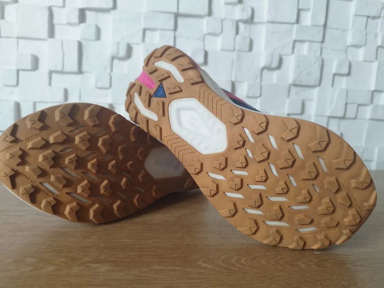 Tênis Brooks Calmont Trail Feminino tamanho 34 - Foto 6