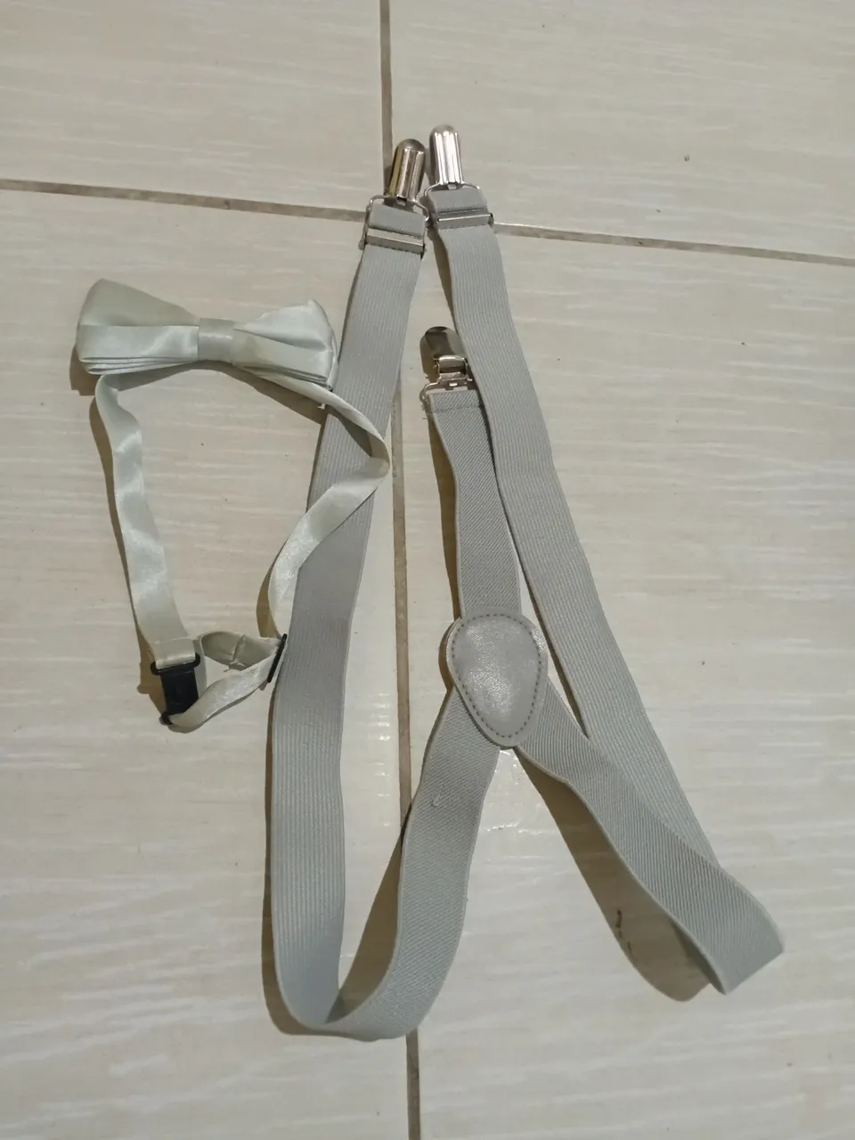 Suspensório e Gravata Borboleta Cinza Claro - Novo