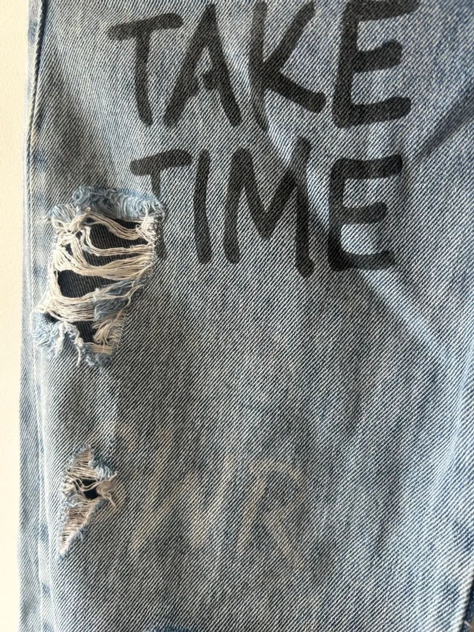Calça Jeans Sawary Destroyed com frases - Foto 2