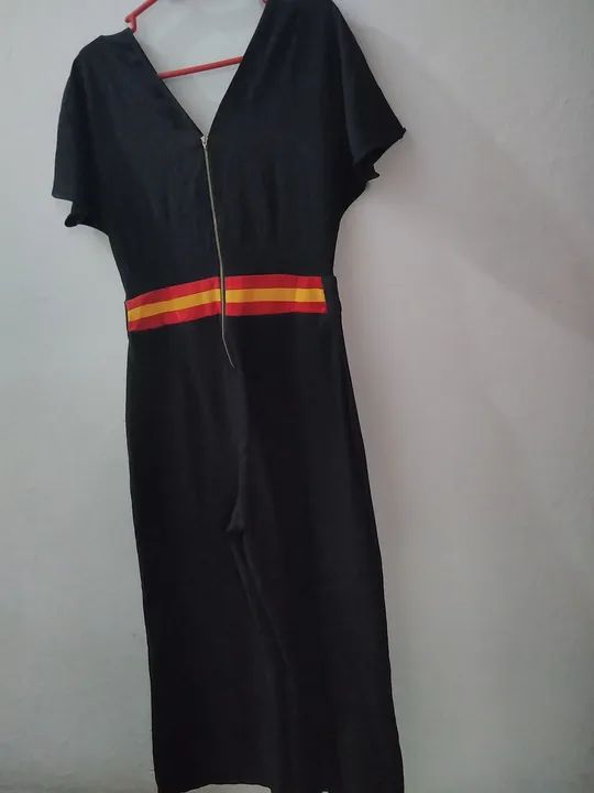 Macacão preto com detalhes em vermelho e amarelo - Foto 2