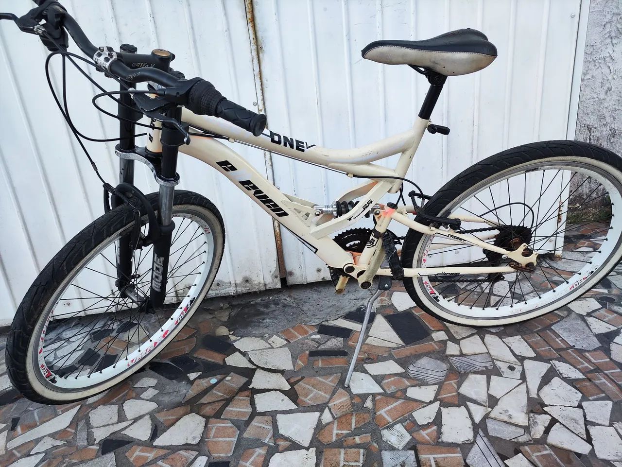 Bicicleta Aro 26 Elleven TOP! 21 Marchas, Freios V-brake! - Foto 3