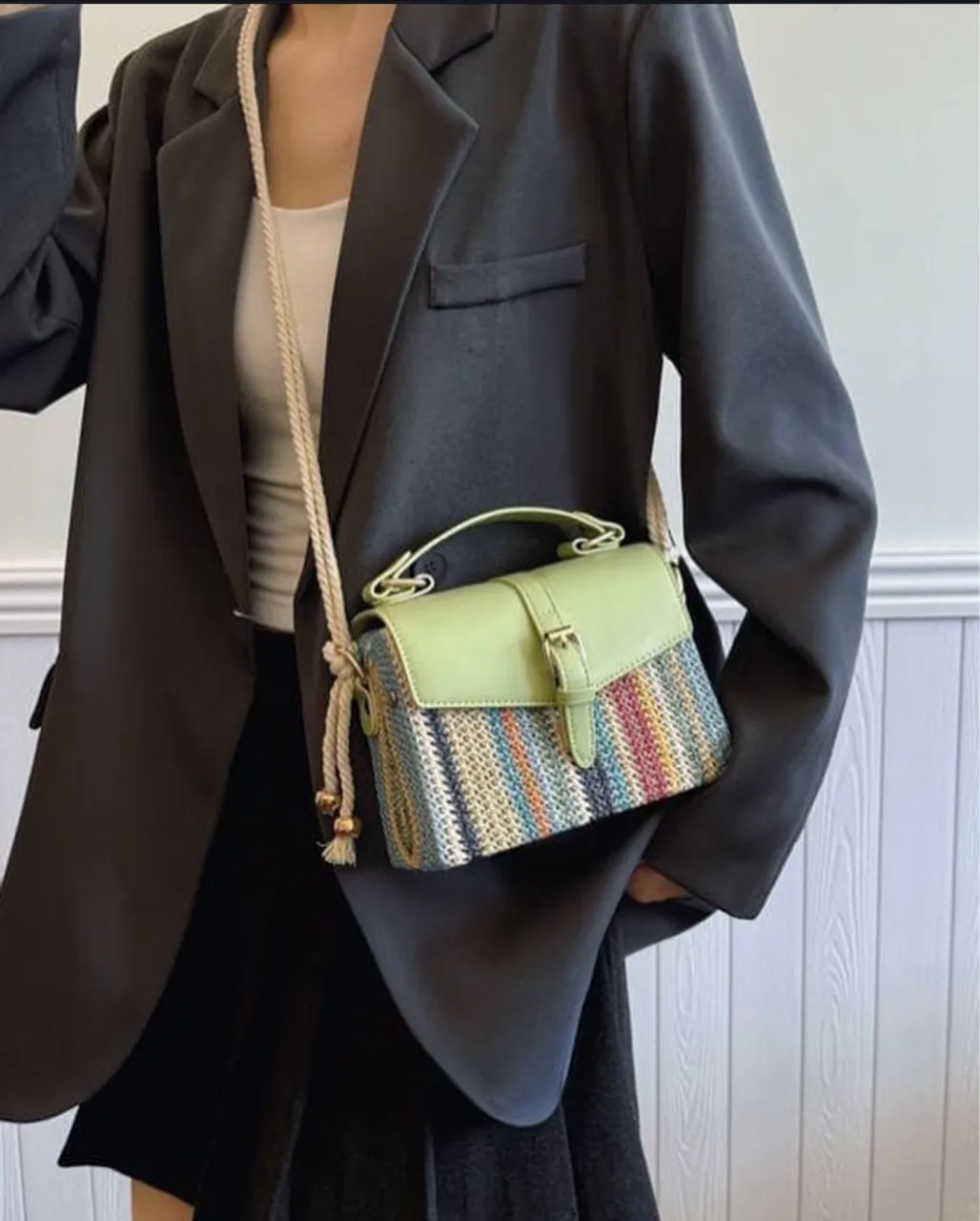 Bolsa de Ombro Colorida com Detalhes em Couro