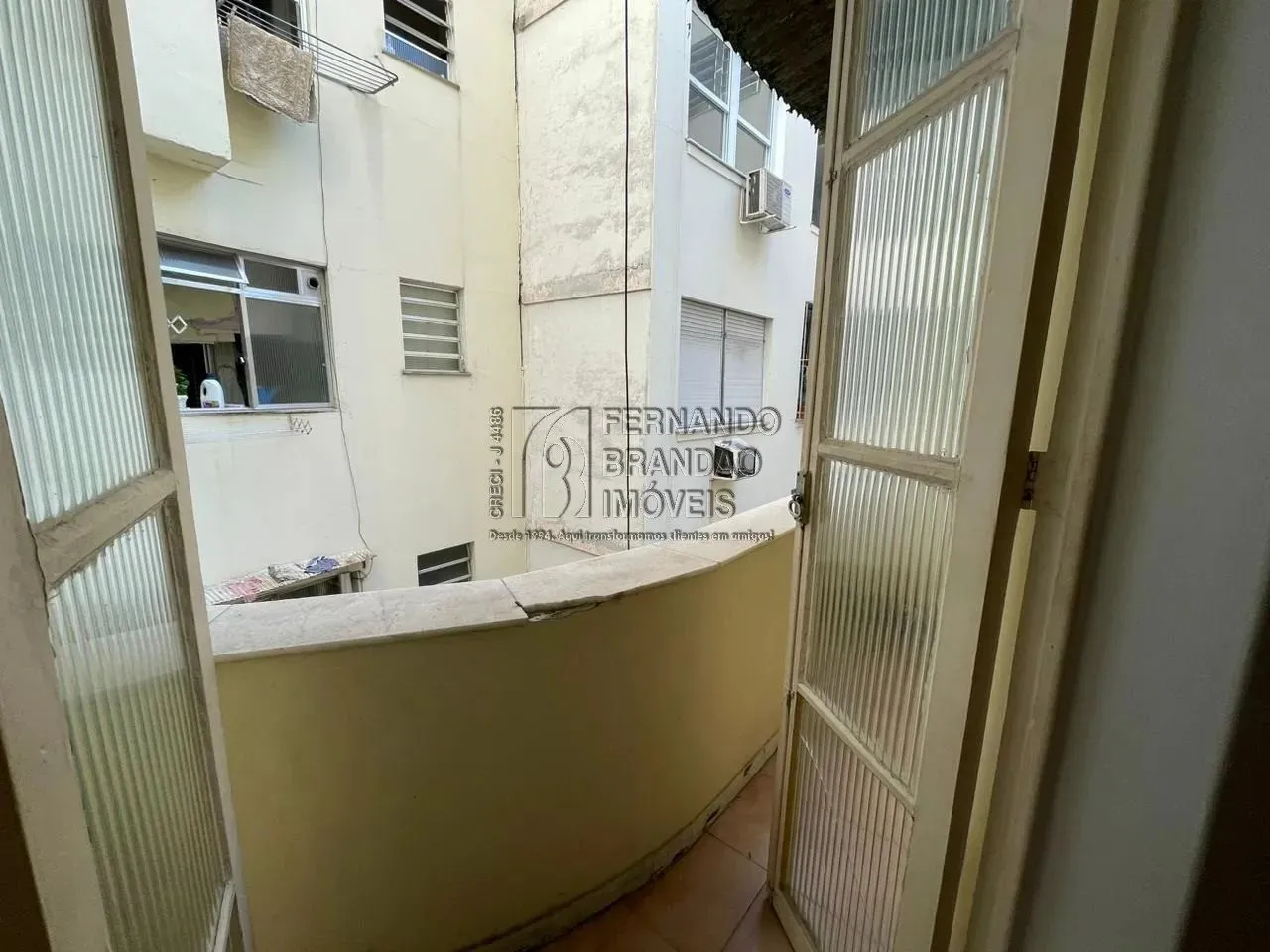 Vendo apartamento no Catete, Rio de Janeiro-RJ c/ 1 quarto, 2 salas, 1 banheiro, 40m² de á