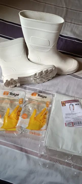 Bota branca PVC cano médio +avental branco de napa+2 paredes de luva M