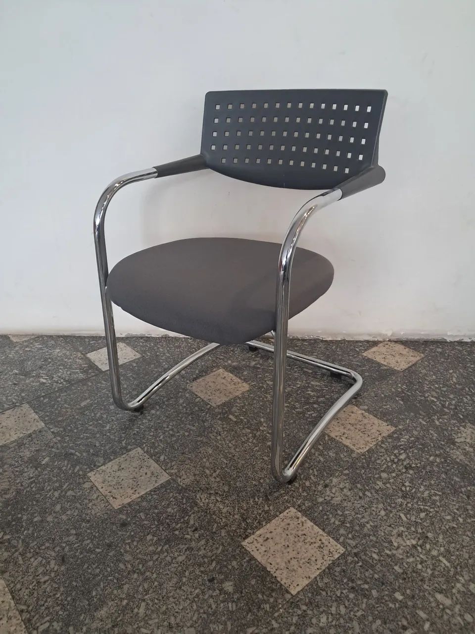 Cadeira fixa com braços - Design Inovador 