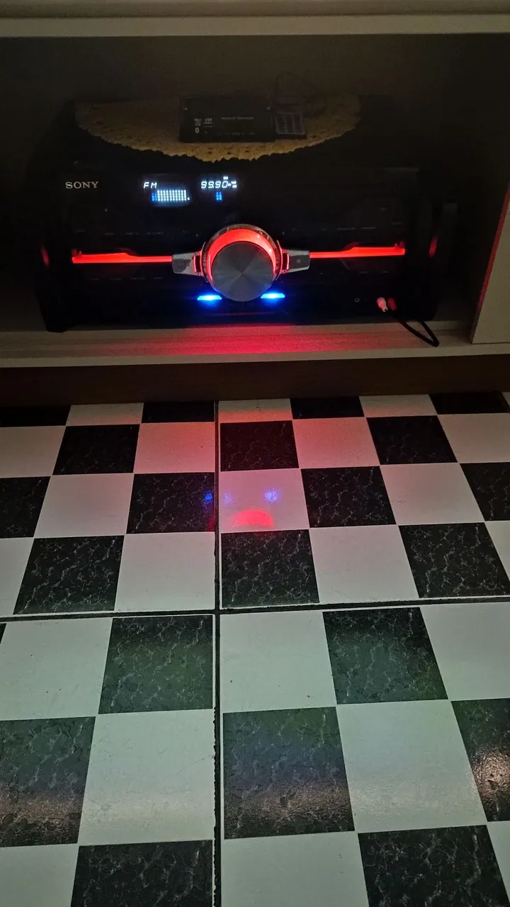 Aparelho de Som Sony com design moderno e iluminação