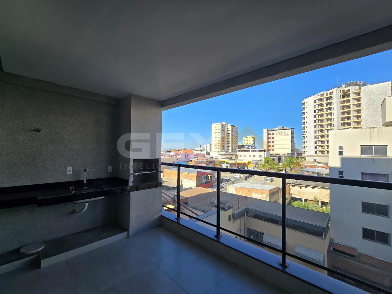 Apartamento de alto padrão com 03 suítes e 03 vagas no Bairro centro.
