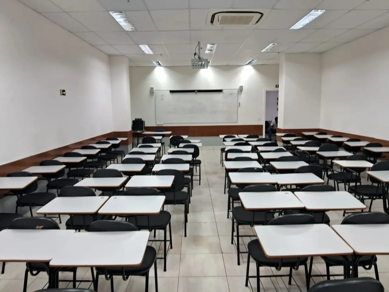 Sala de aula comercial e mobiliada com 70m², 13 vagas no bairro Chácara das Mansões