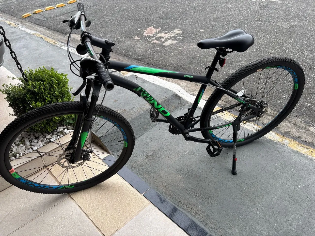 Bicicleta aro 29 (seminova) com marcha