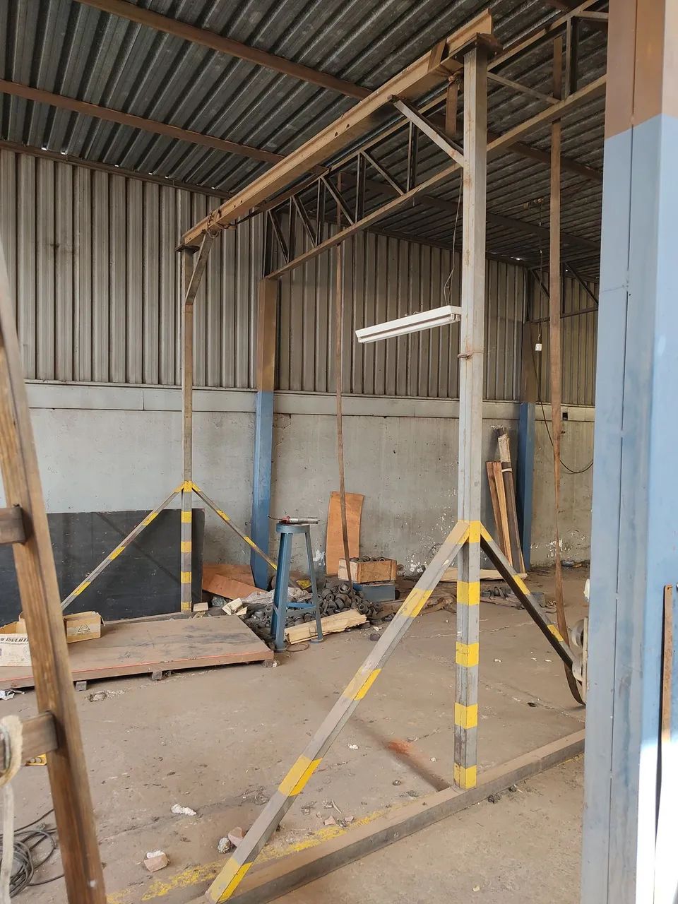 Pórtico com talha elétrica 