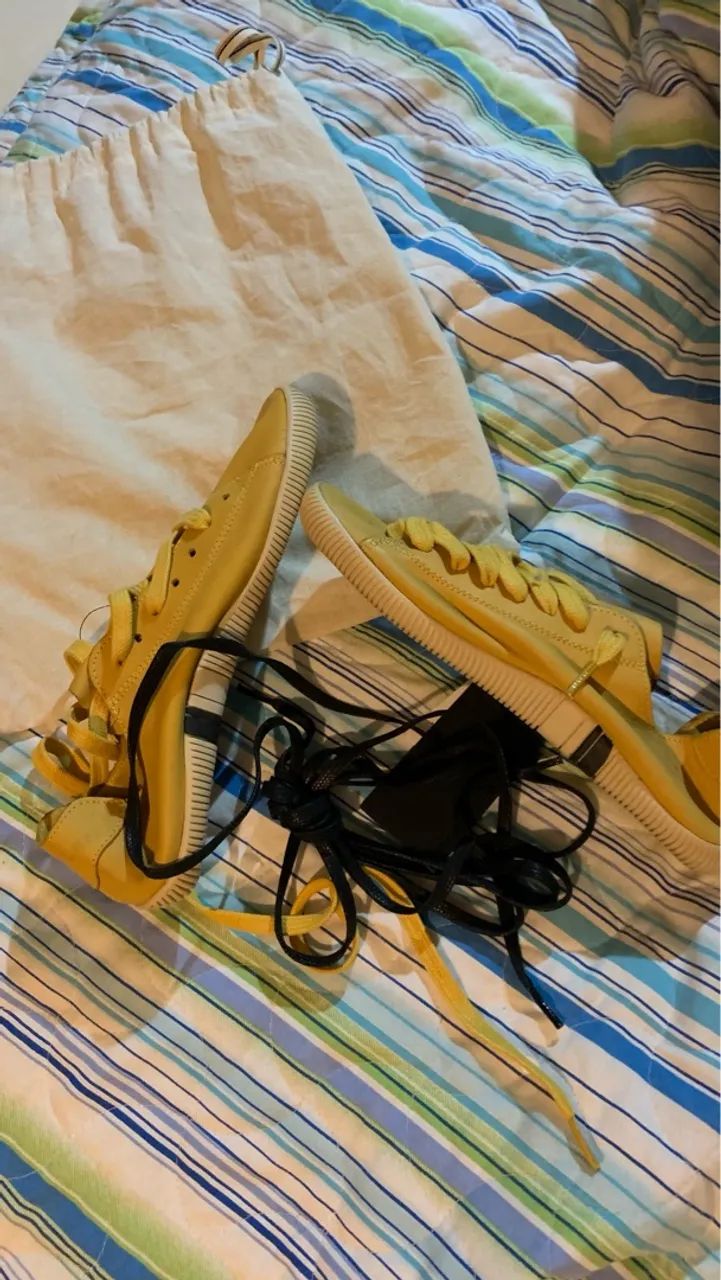 Tênis amarelo com cadarços extras