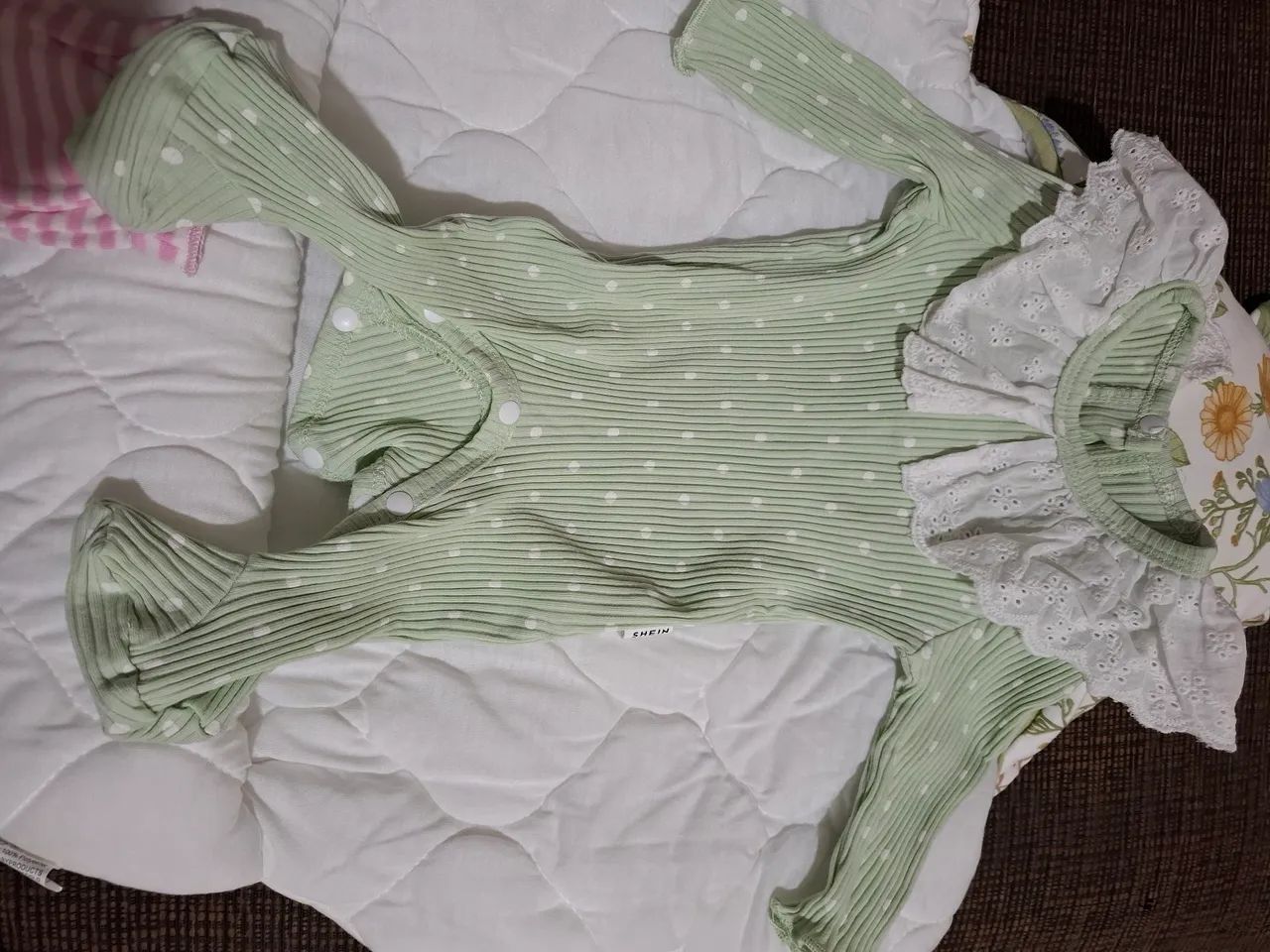 Body de Bebê Verde com Detalhes Delicados - Foto 3