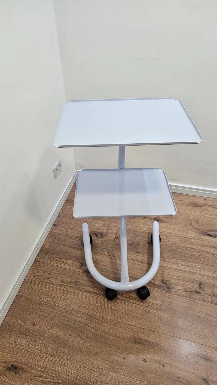 Mesa auxiliar tubular com duas prateleiras e rodinhas. - Foto 2