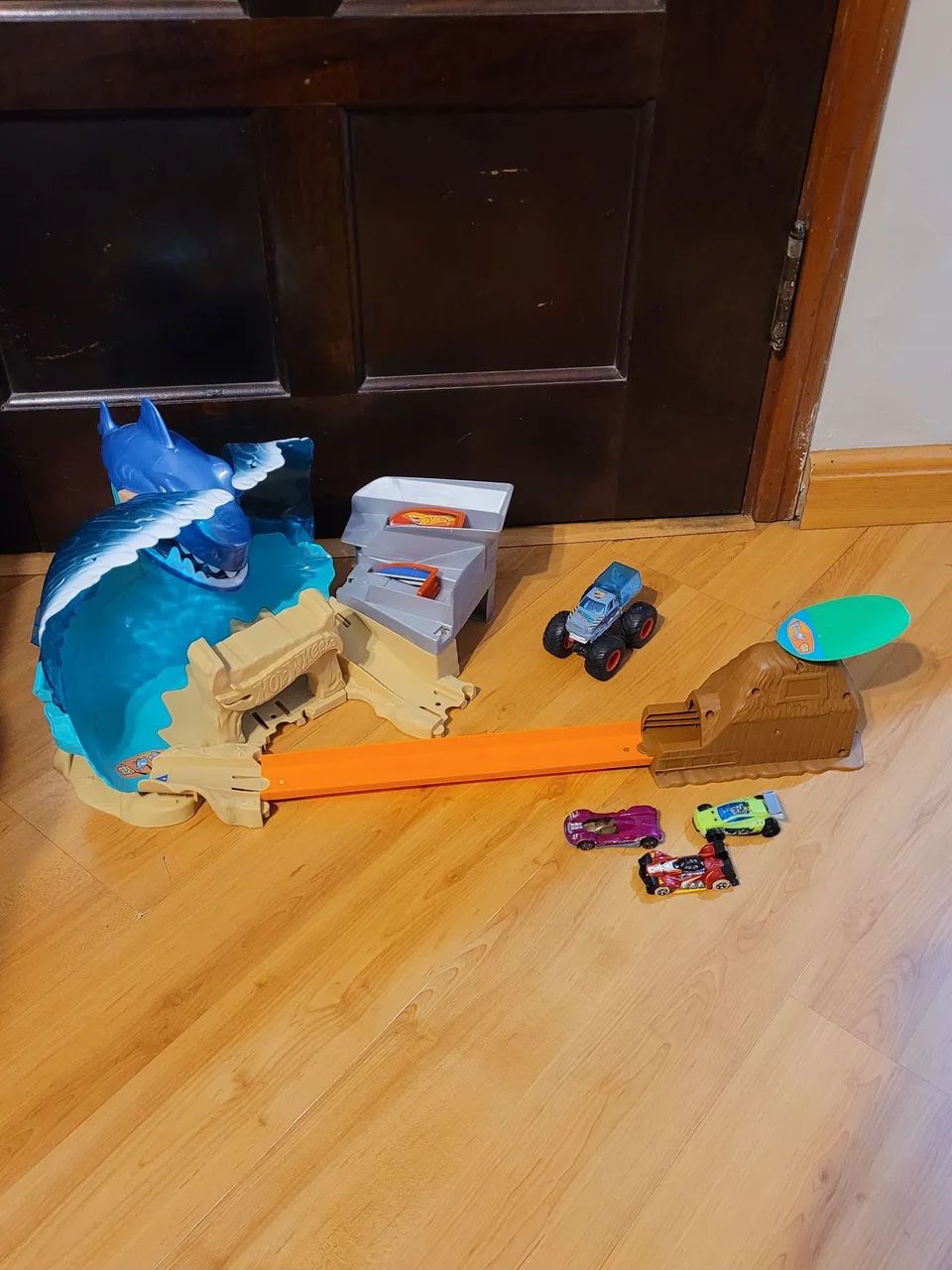 Vendo Pista com carrinhos hot wheels ataque do tubarão 