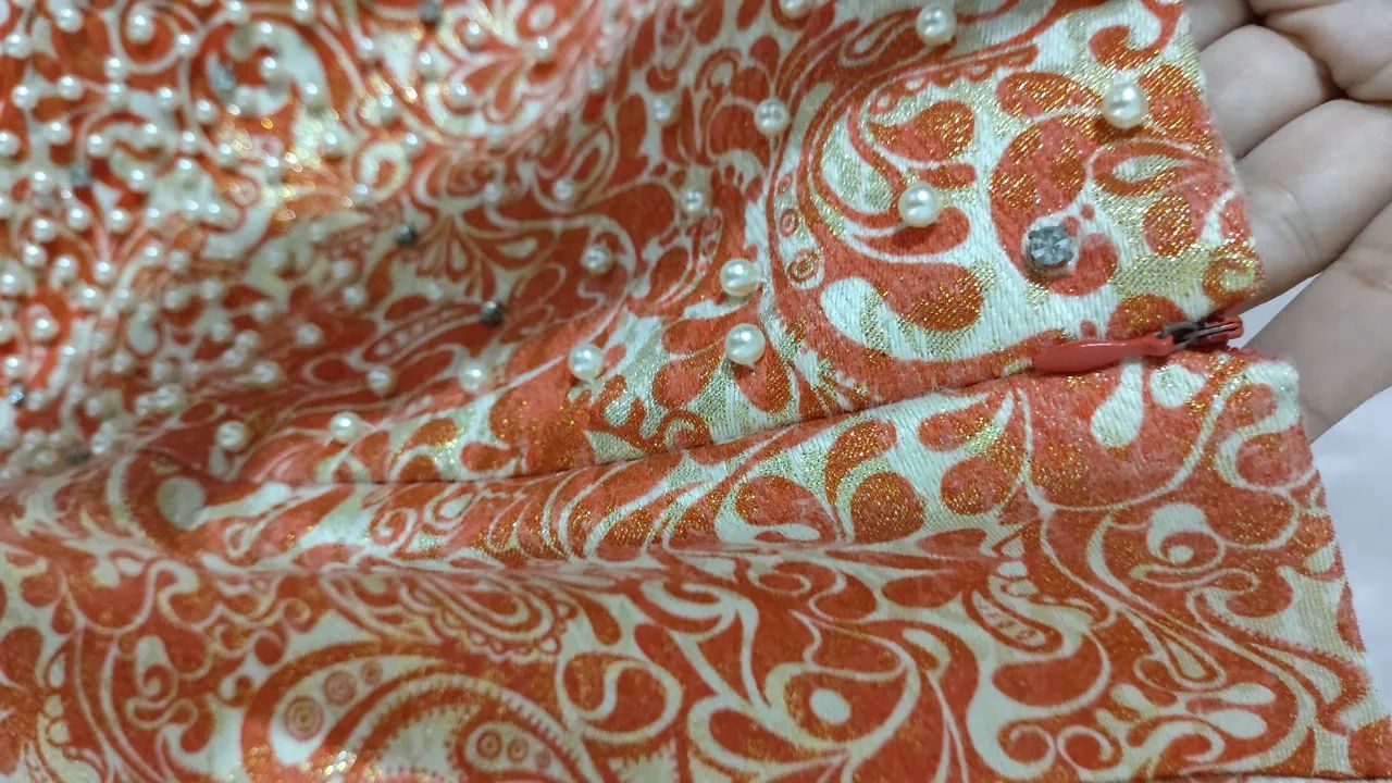 saia colorida com pedrinhas (cores: laranja, dourada e off withe) - Foto 3