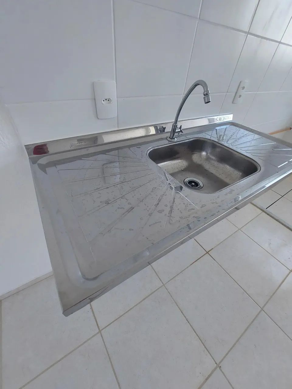 Apart. Novo,2 Quartos,4º Andar, Água e Condomínio  incluso, caução avista - Foto 5
