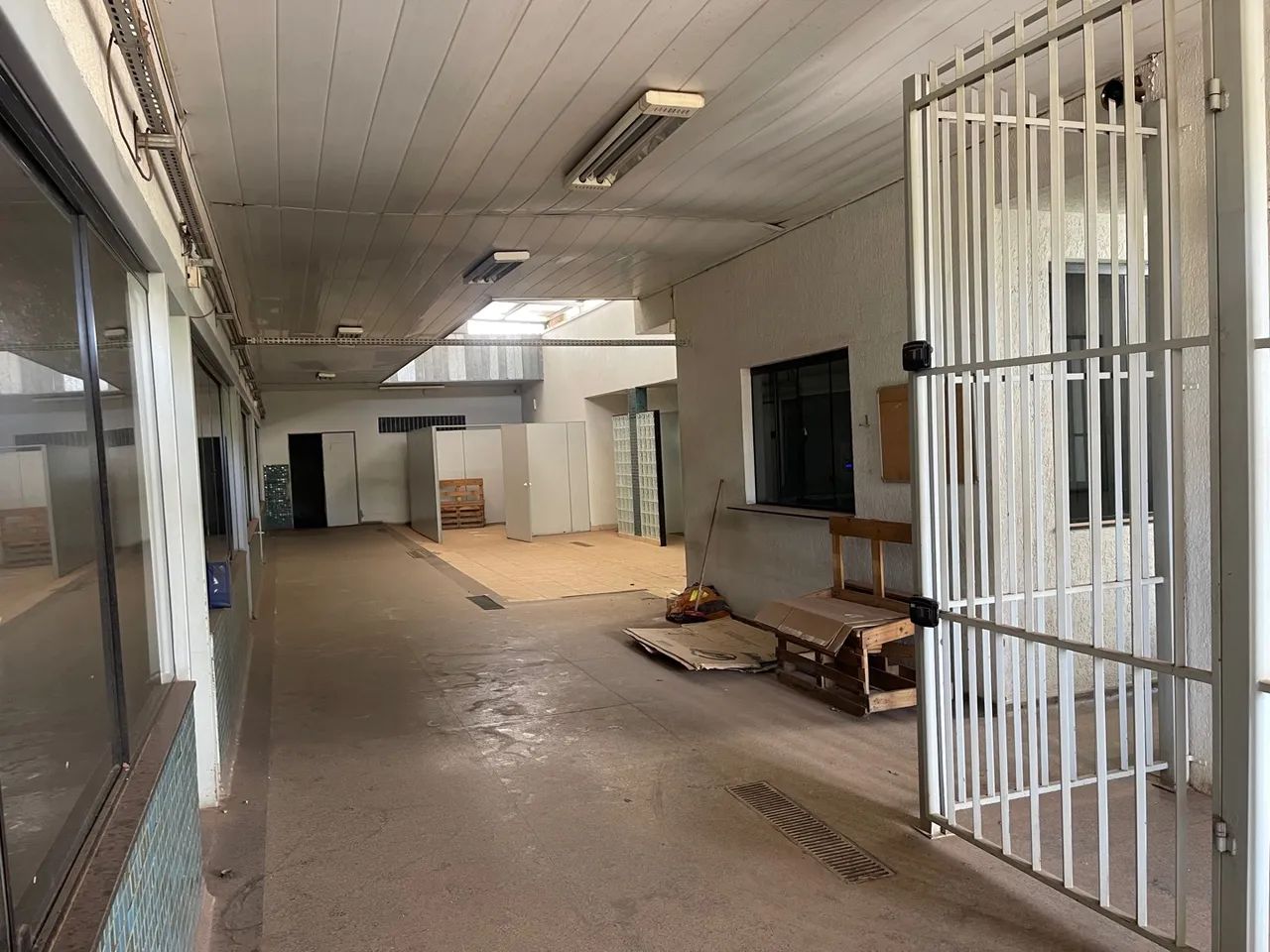 Prédio com 600 m2 em frente a EPNB, com amplo estacionamento - Foto 5