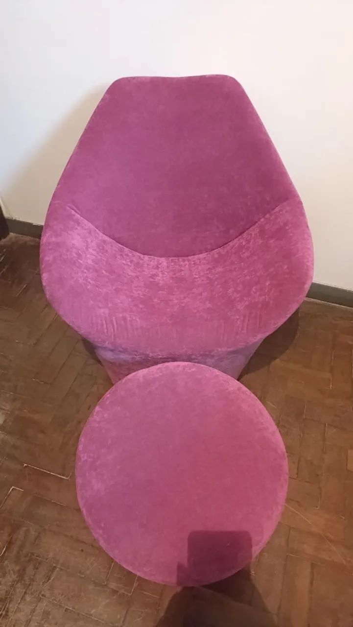 Poltrona Decorativa com Puff - Linda e Confortável