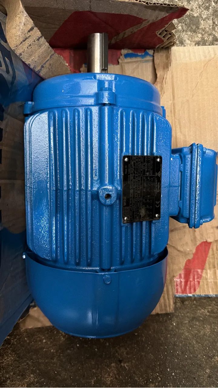 Motor trifásico WEG 5CV.